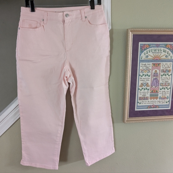 Gloria Vanderbilt Pants - Pink Amanda Capris by Gloria Vanderbilt Size 6